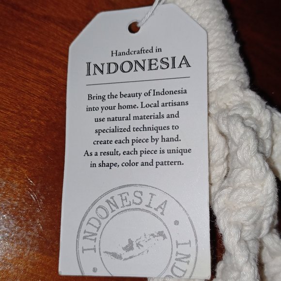 New Macrame Plant Hanger Handcrafted in Indonesia - Picture 3 of 6